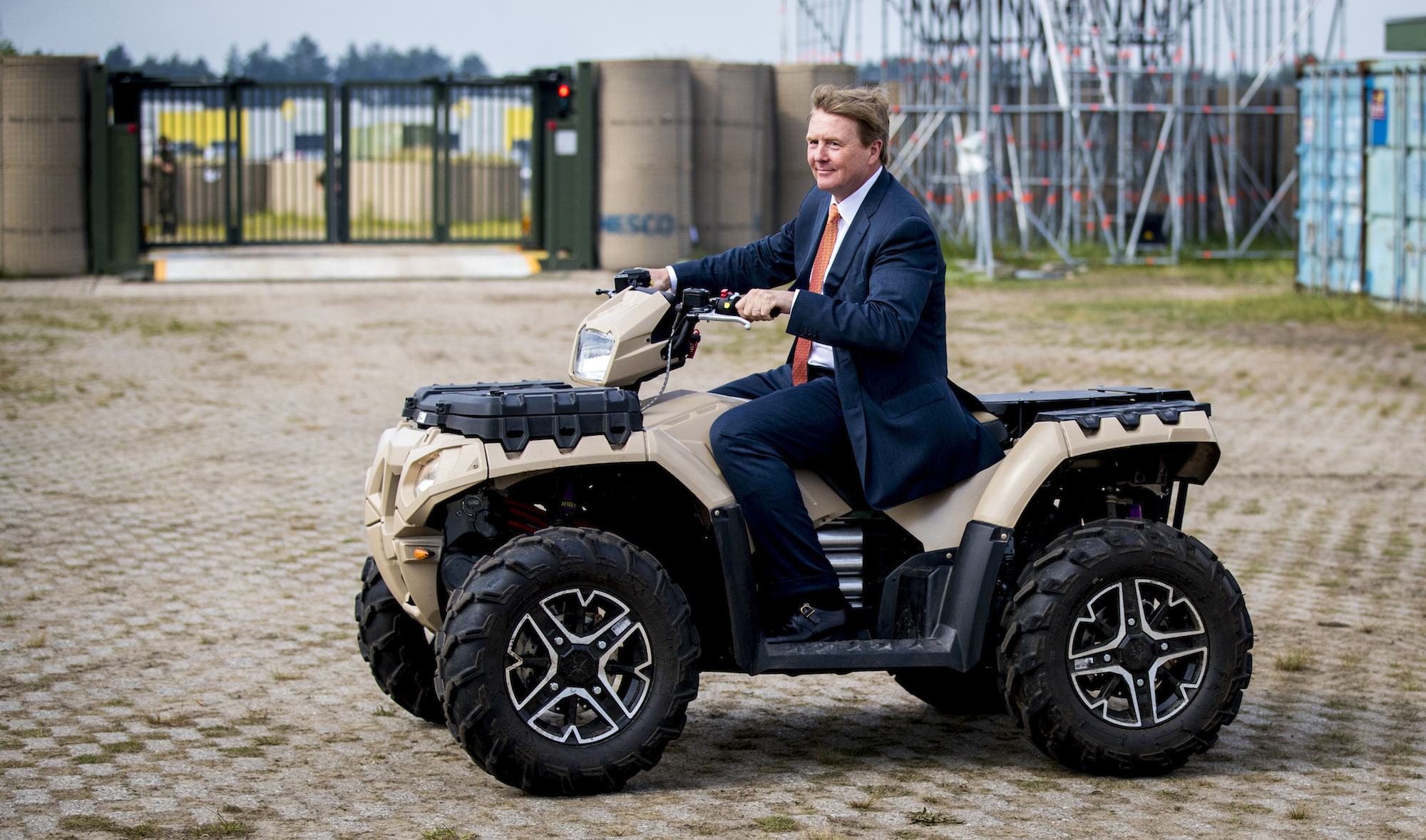 Willem-Alexander op een quad