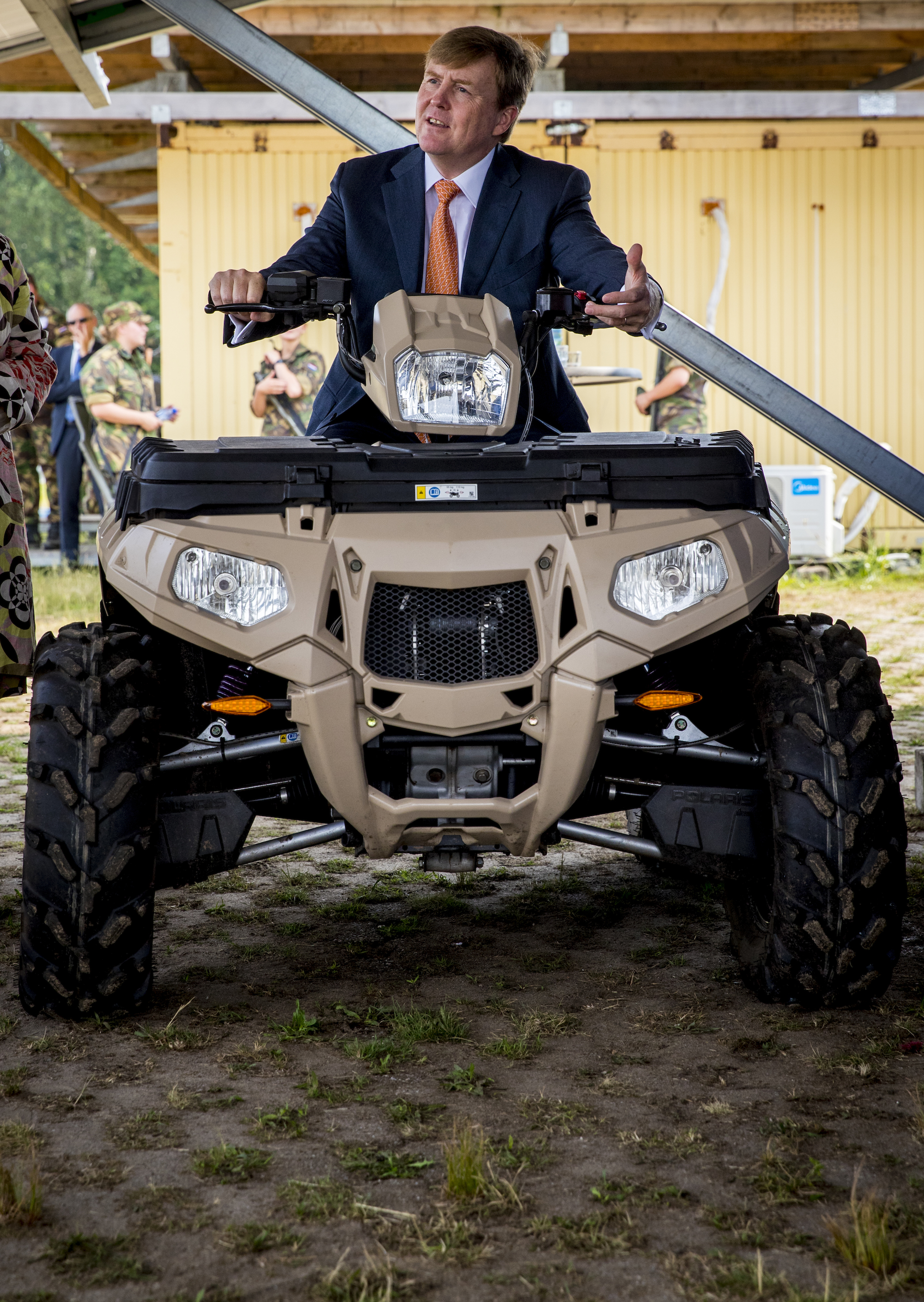 Willem-Alexander op een quad