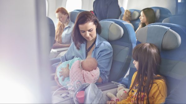 Moeder deelt snoep en oordoppen uit in vliegtuig tegen overlast van haar baby