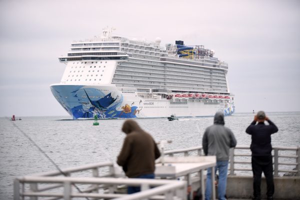 Nieuwe angstaanjagende beelden van cruiseschip dat in onstuimig weer terechtkwam