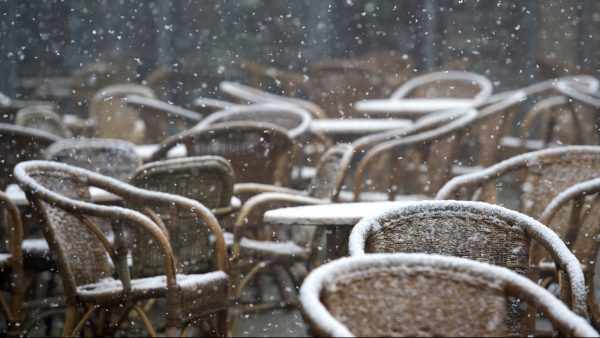 Natte sneeuw op het terras