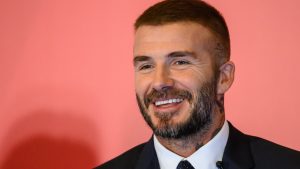 Thumbnail voor David Beckham trapt in steengoeie grap met nepstandbeeld: 'Dit mag echt niemand zien'