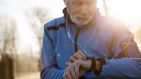 man kocht per ongeluk 100 fitness trackers.jpg