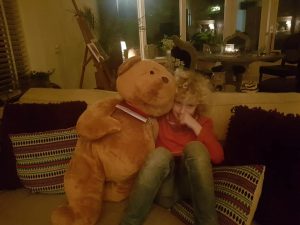 Boris en Mick in het vliegtuig naar Spanje