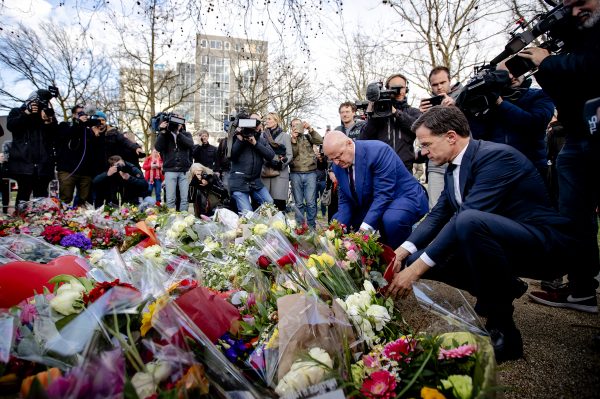 bloemen-op-24-oktoberplein-door-rutte