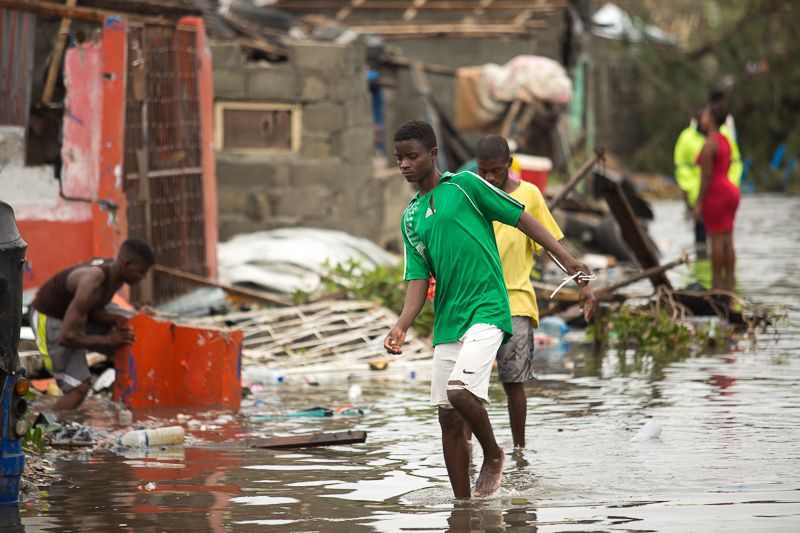 Jongen in verwoest gebied Mozambique door cycloon Idai