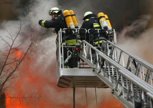 Moeder gooit kinderen uit brandend huis