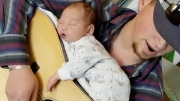 Vader zingt dochter in slaap