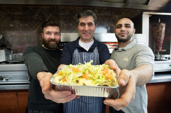 Amsterdam en Rotterdam verwikkelt in strijd over kapsalon