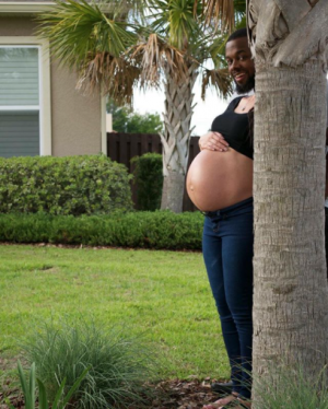 Zwangerschapsfoto man doet alsof hij zwanger is