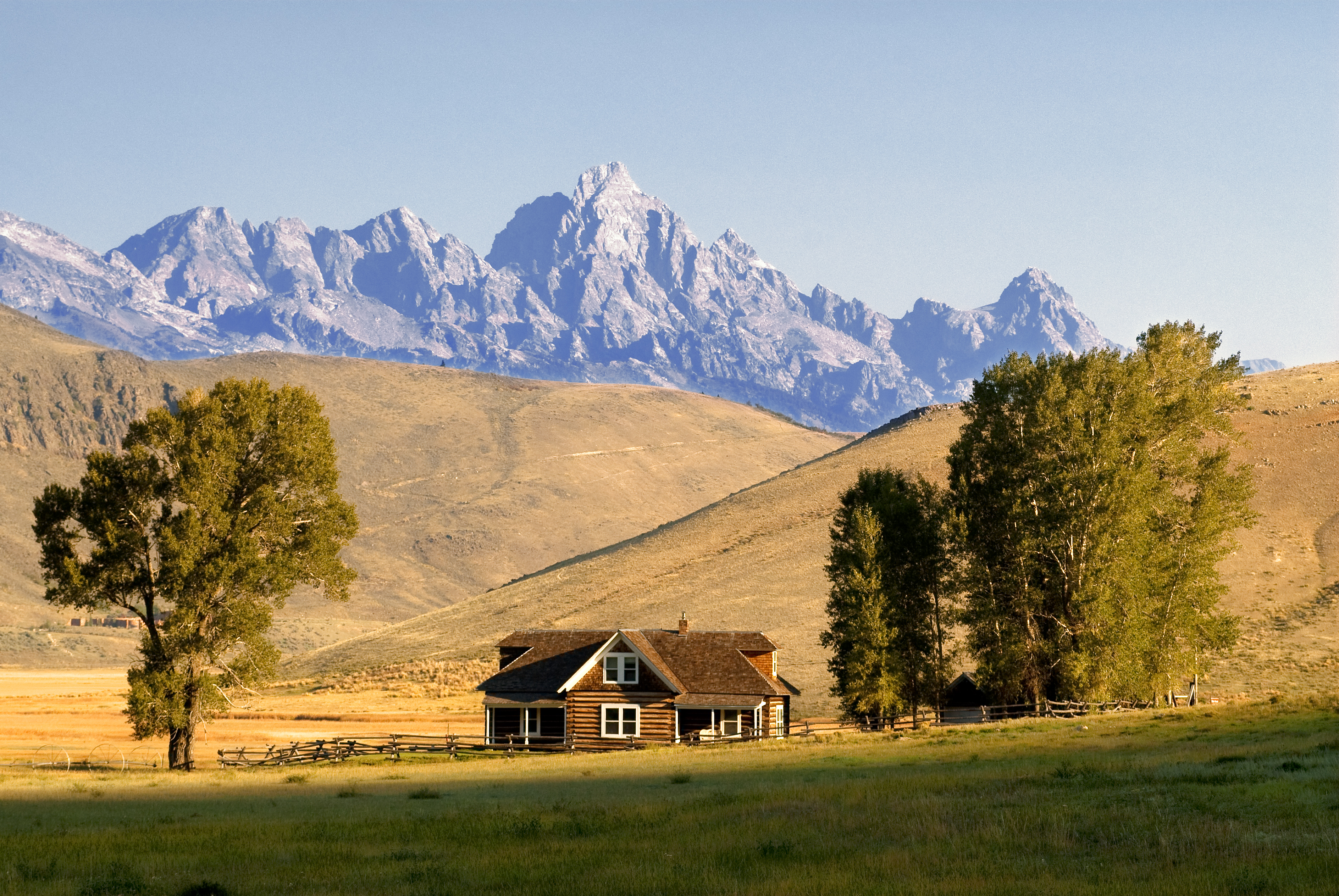 United States, Wyoming, Jackson Hole area, old farm and Grand Teton National Park Mountains. Photo: Gil Giuglio / hemis.fr / HH