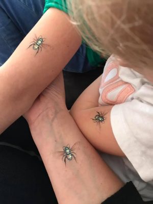 Insectentattoo van de Albert Heijn dochters en moeder