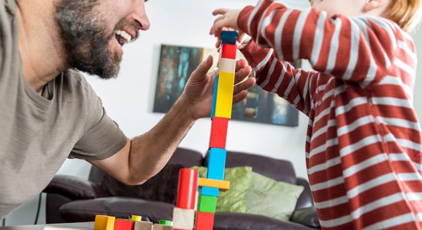 EU wet ouderschapsverlof kind speelt met vader