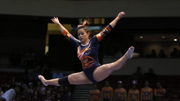 Turnster Samantha Cerio breekt beide enen