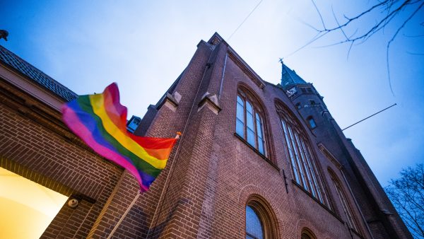 Pierre Valkering ontslagen als pastoor van vredeskerk amsterdam