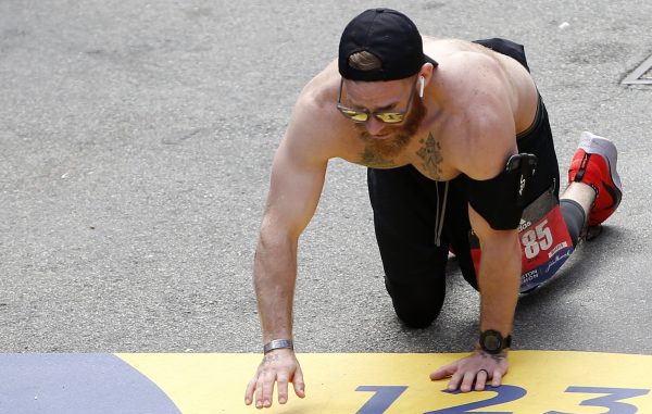 Amerikaanse soldaat Micah finisht Boston Marathon op handen en voeten