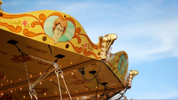 jongetje-val-kermis-attractie