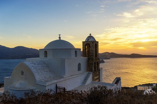 Kerk in Plaka vanaf waar je zonsondergang kunt zien MIlos