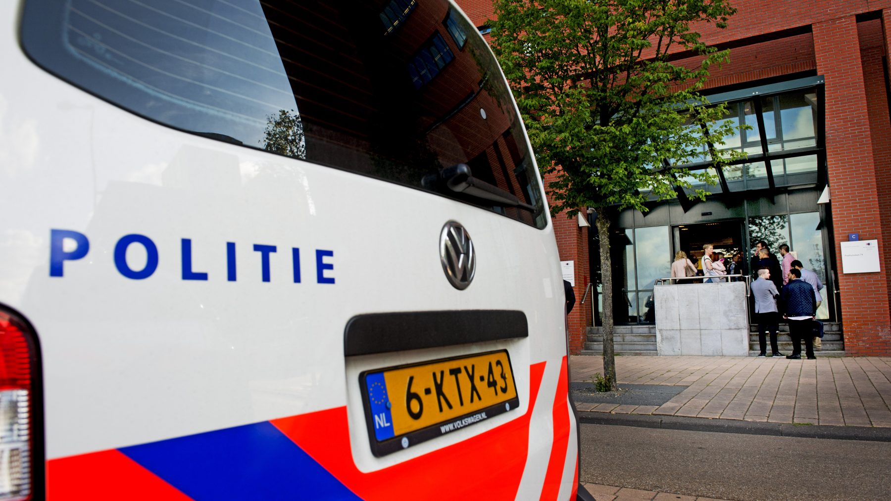 Politie vindt man vastgebonden aan hek in Amsterdam