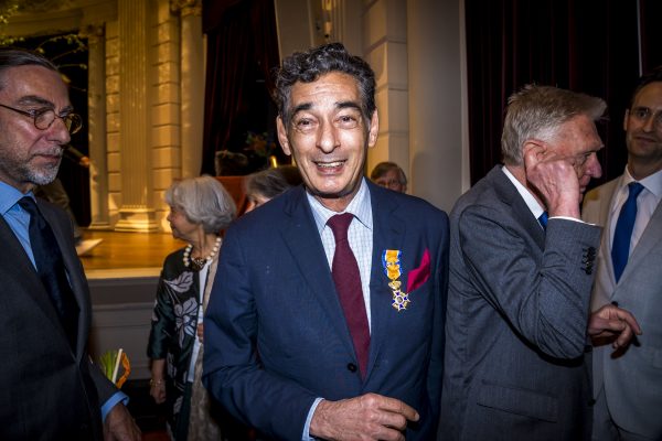 Gerard Spong ontvangt onderscheiding tijdens lintjesregen 2019