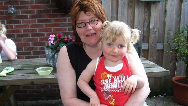 Jolanda met haar dochter Madelon, die elf jaar geleden verdronk