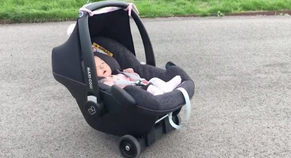 baby-in-rijdende-maxi-cosi-