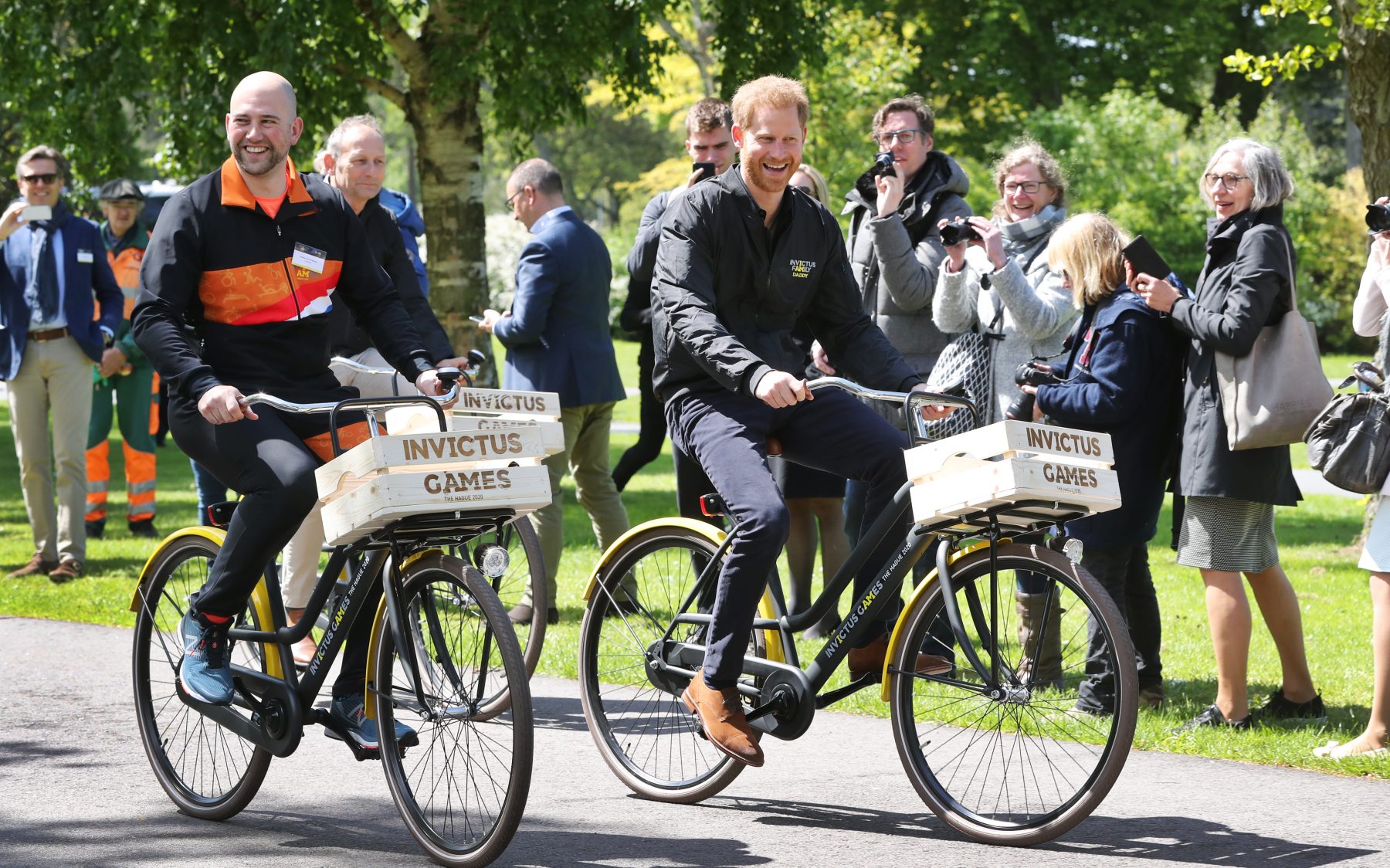 Prins Harry fietst door het park tijdens kick-off Invictus Games 2020