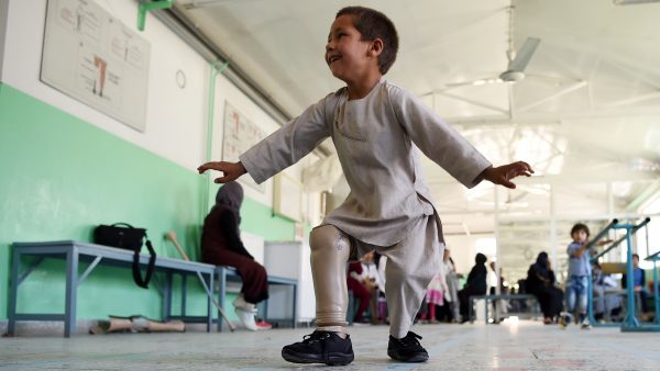 Afghaans-jongetje-danst-nieuwe-beenprothese