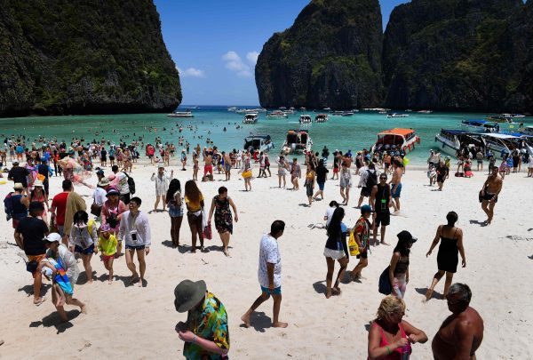 Toeristendrommen op Maya Beach in Thailand