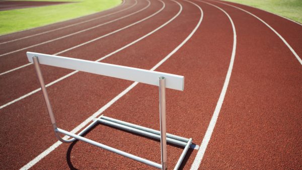 beelden bijzondere finish hordeloper vliegen het net over