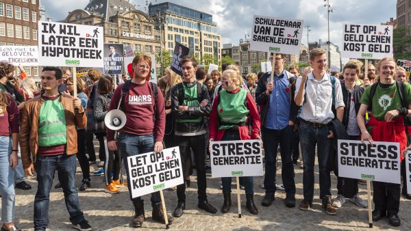 Studenten protesteren tegen leenstelsel