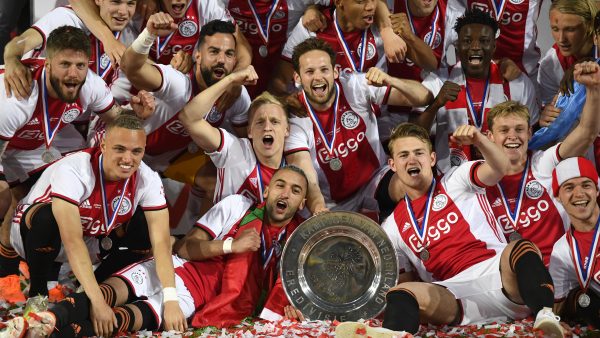 Ajax flikt 't en is landskampioen, supporters vieren groot feest