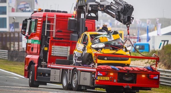 Romy Monteiro crash met auto op circuit Zandvoort