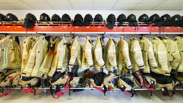brandweervrouw-personeel-schommelt