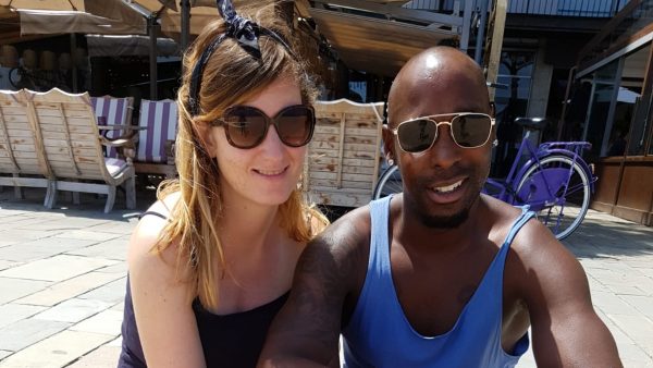 Renee en haar vriend op vakantie in Spanje waar Renee beviel van haar doodgeboren tweeling