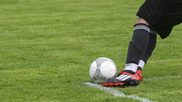 Scorende-scheidsrechter-kon-wel-door-de-grond-zakken-na-goal