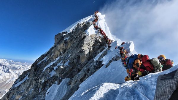 tiende dode op Mount Everest, komt niet door drukte zegt Nepal