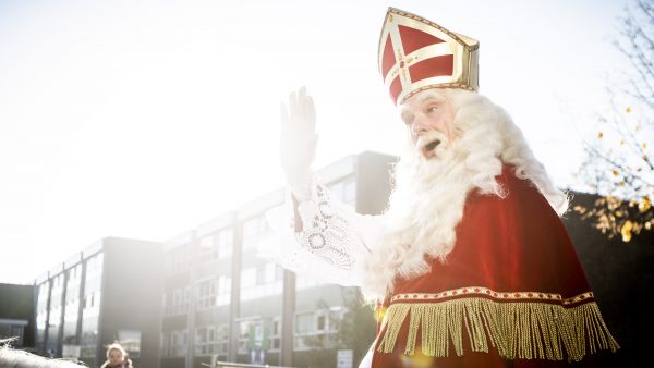 Zie ginds komt de Sint zónder stoomboot in Apeldoorn aan