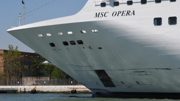 Cruiseschip MSC Opera knalt op kade en ramt toeristenboot in Venetië