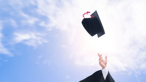 Student gooit afstudeerhoedje op. Rente op studieschuld gaat niet door.