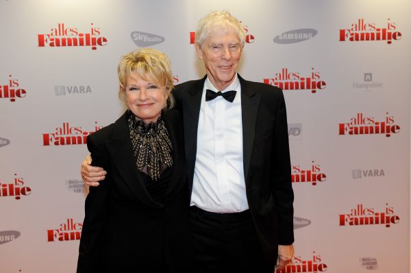 Martine Bijl met haar partner Berend Boudewijn op de première van Alles is Familie in 2012