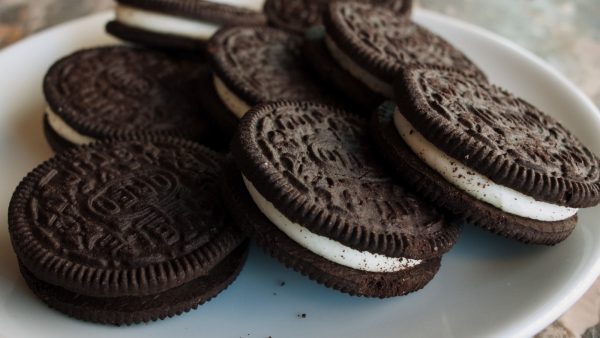 gemene grap dakloze met Oreo-koekjes