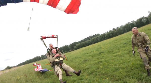 d-day veteraan doet parachutesprong opnieuw