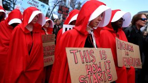 Thumbnail voor Hoe het kostuum van 'The Handmaid's Tale' een symbool werd voor vrouwenrechten