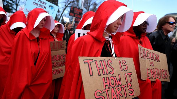 Kostuum handmaid's tale symbool voor protesten