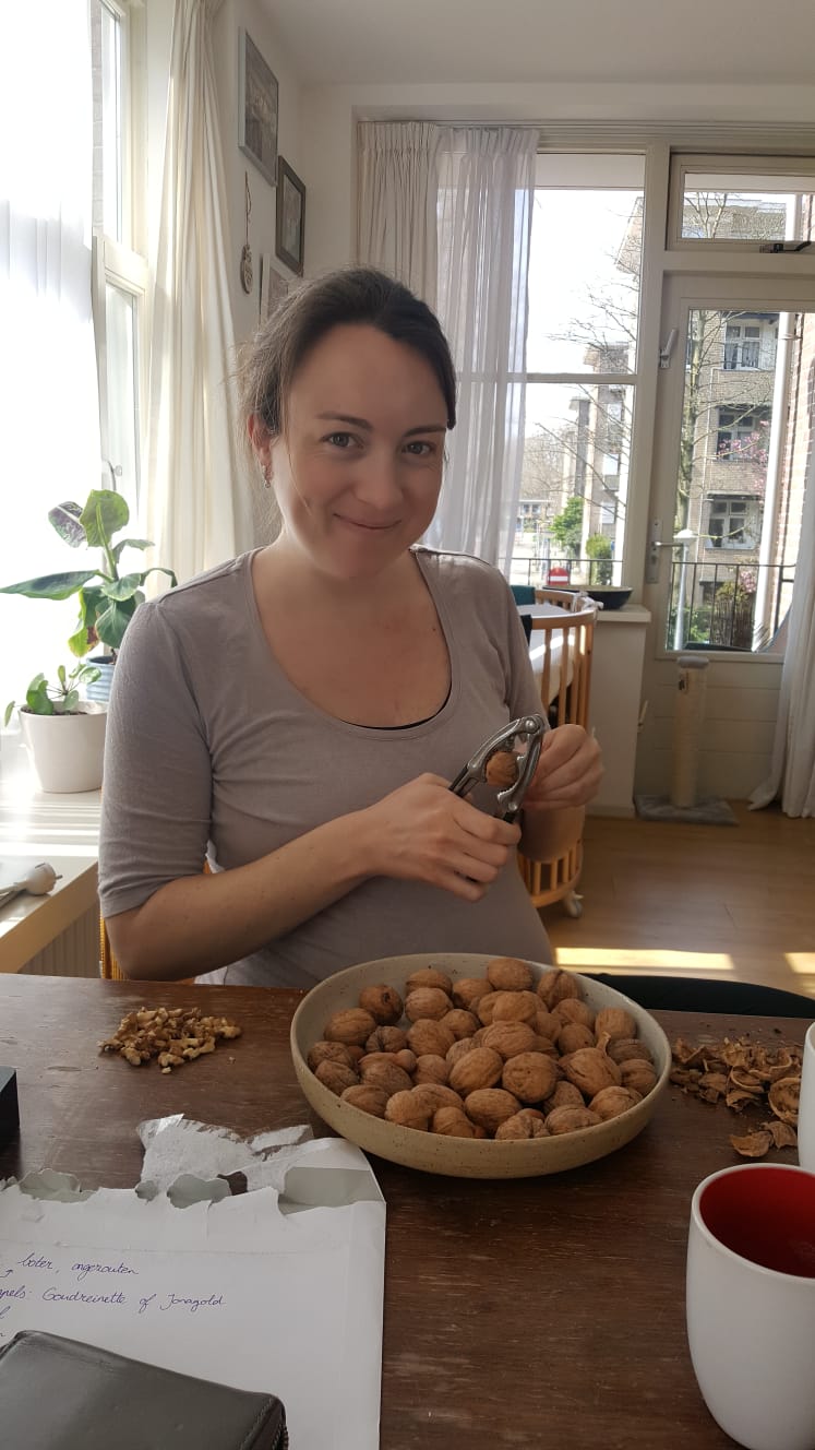 Laura tijdens de appeltaartfase in haar positieve bevalling