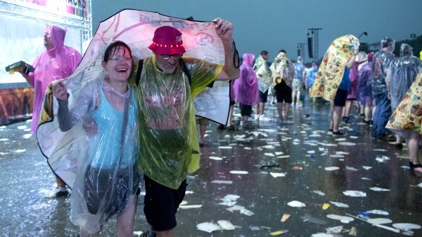 Bezoekers-Pinkpop-noodweer-schuilen