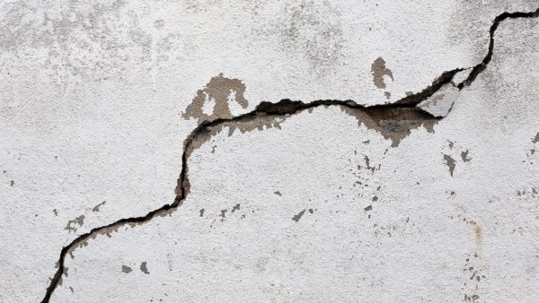 Scheur in de muur na aardbeving