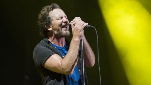 Thumbnail voor Vrouw die Pearl Jam-zanger Eddie Vedder lift naar hotel gaf reageert op zijn oproep