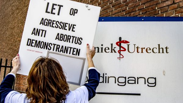 demonstranten bij abortuskliniek